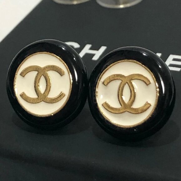 CHANEL CC Logos Black White Round Stud Earrings Gold Tone B24P Auth w/Box #1995 - Picture 1 of 10